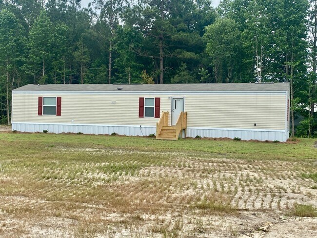 Building Photo - Move in ready! 3 Bedrooms/2Baths close to ...
