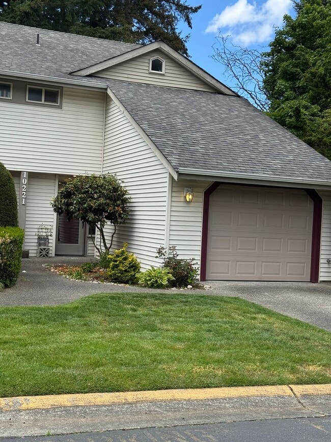 Building Photo - Privately placed, end unit townhome, brand...