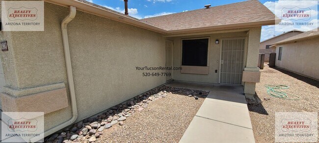 Foto del edificio - Valencia Rd & Headley Rd 3/2 - Coming Soon - All tile floors and updated kitchen