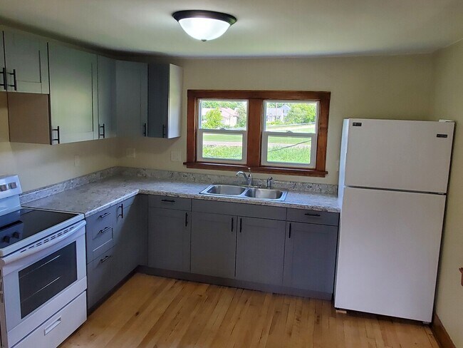 Building Photo - 453 Gold St