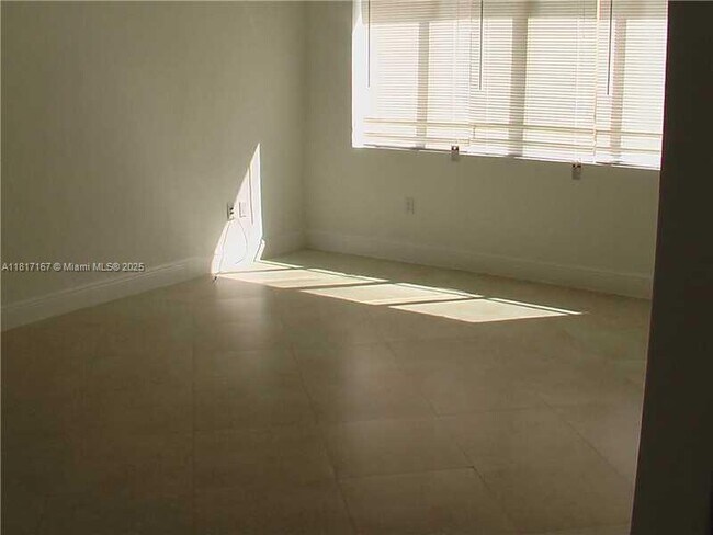 Building Photo - 2880 Pine Tree Dr