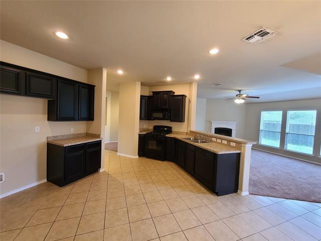 Foto del edificio - 512 Basswood Ln