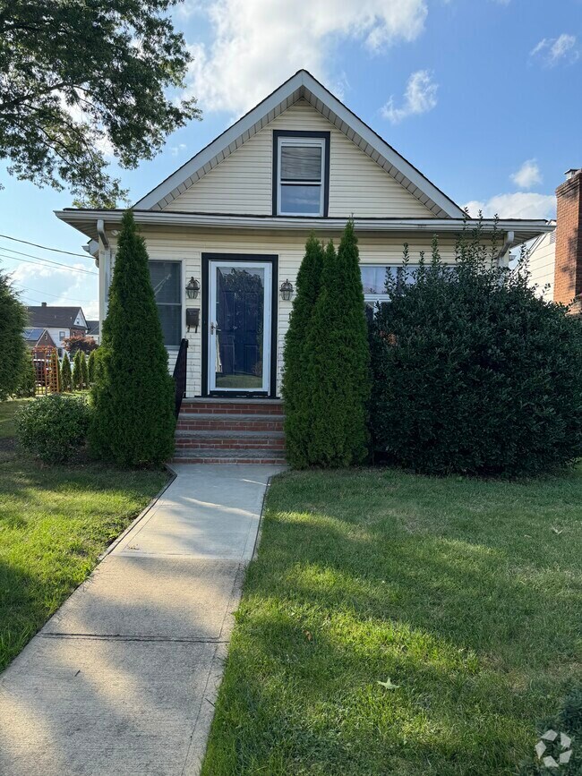 Fanwood Estates Apartments for Rent with a Living Room Scotch Plains