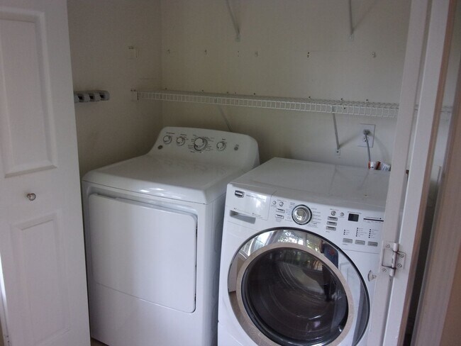 Foto del edificio - Spacious 3 Bedroom 2 Bath Home in Mabry Park
