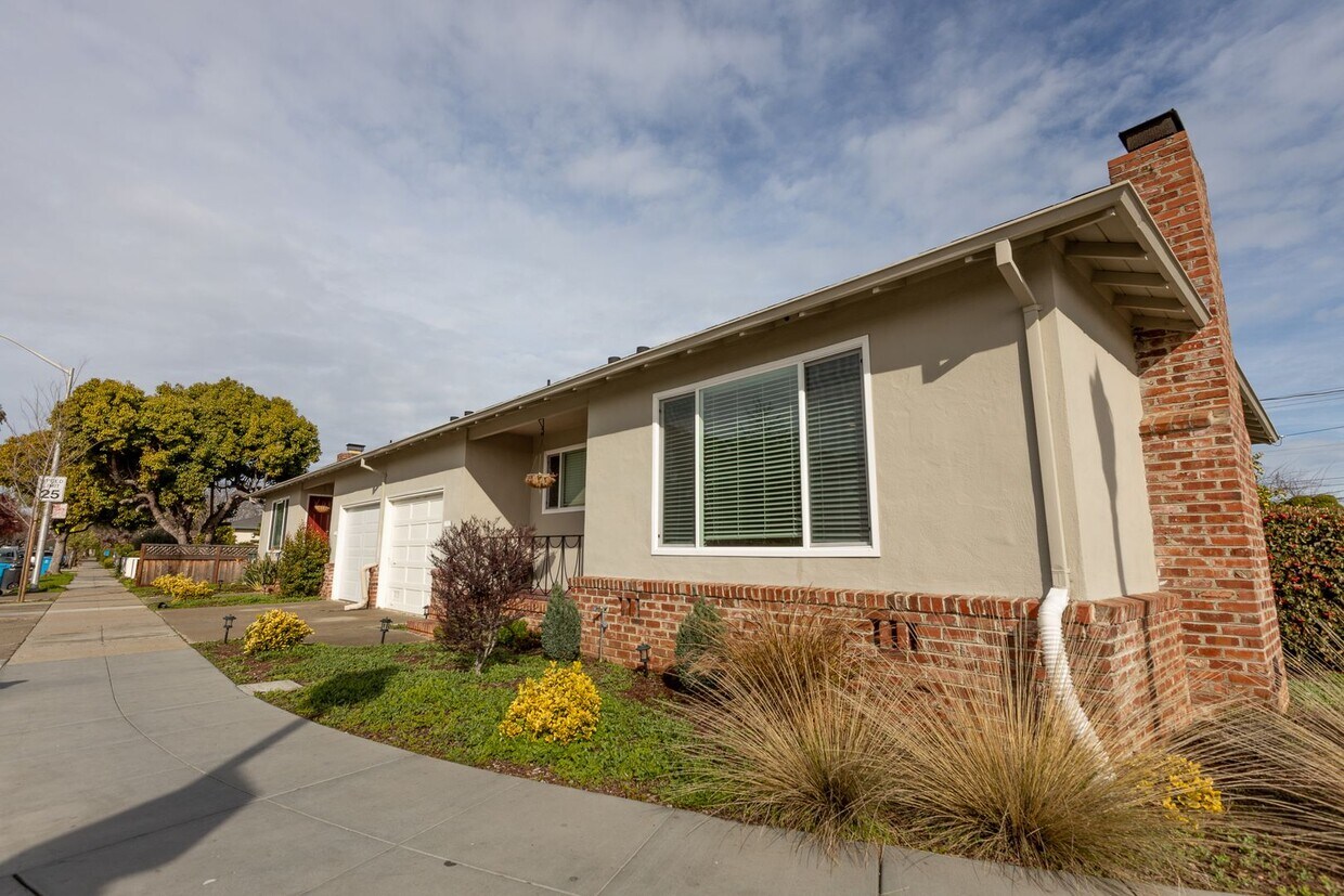 Foto principal - Spacious remodeled 2-bedroom duplex, washe...