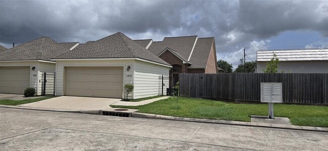 Building Photo - 1819 Leisure Ct