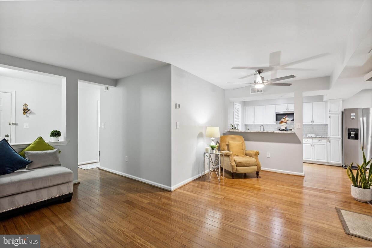 3412 Lakeside View Dr Unit 121, Falls Church, VA 22041 Room for Rent