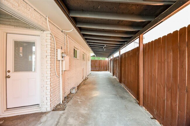 Building Photo - 2509 Oakcliff St