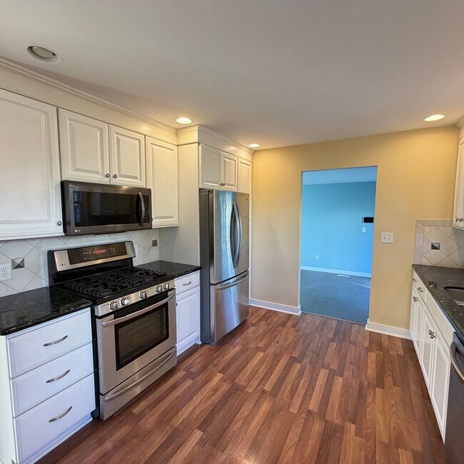 Foto del edificio - Four Bedroom Home in Forest Hills Schools!