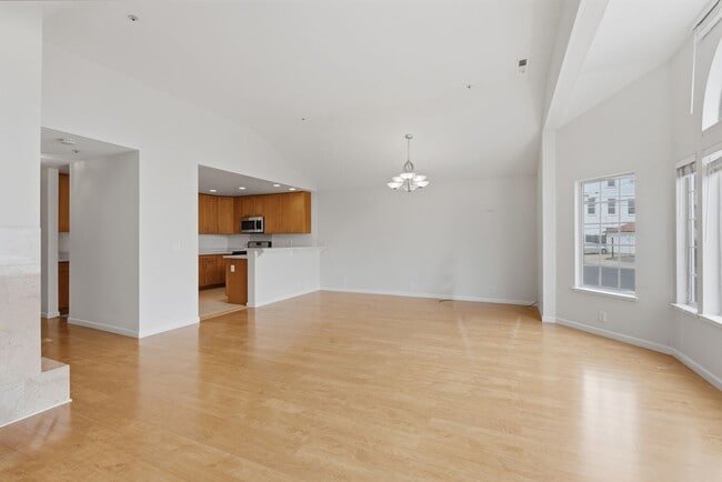 Building Photo - Top-Floor 3BR in Duplex Near BART | Vaulted Ceilings | In-Unit Laundry | Garage Parking