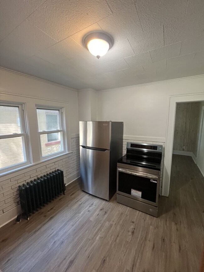 Foto del edificio - 3-Bed Home w/ Driveway & Enclosed Porches – Convenient Rochester Location
