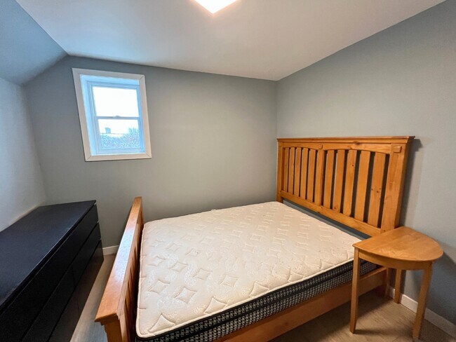 Building Photo - 129 Colborne St