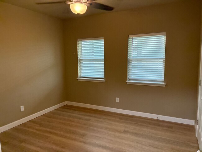 Foto del edificio - 5BR/3BA w/ Front Yard + Assigned Parking in Kingsbury, TX