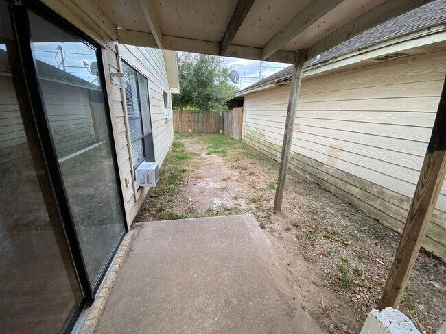 Foto del edificio - 7706 Gladys Ave