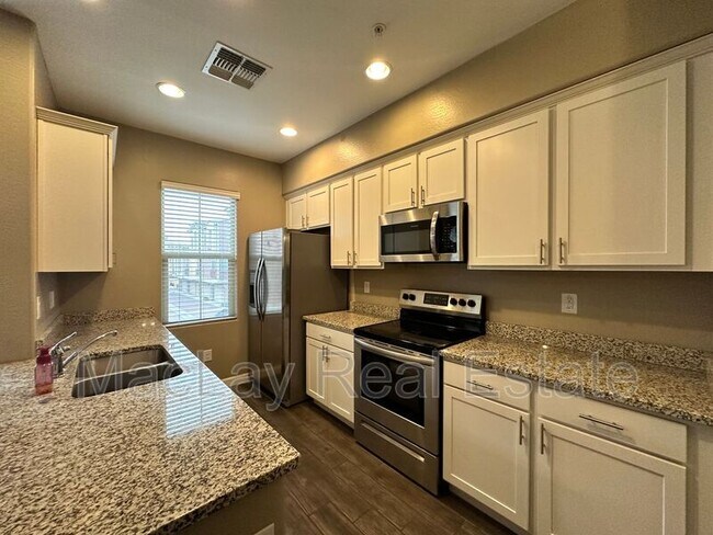 Foto del edificio - 240 W Juniper Ave