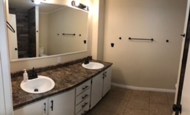 Foto del edificio - Nice large remodeled 3 bed 2 bath