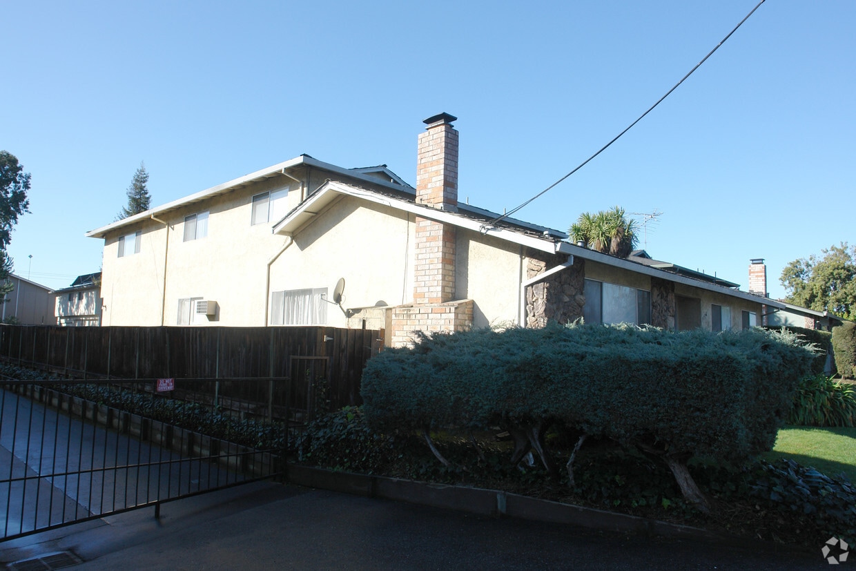 Building Photo - 3776 Moorpark Ave
