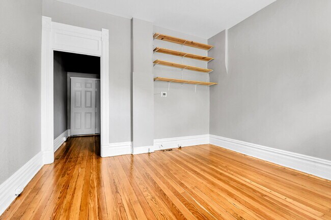 Building Photo - $1,570.00 - 1 Bed,1 Bath, Multiplex in Den...