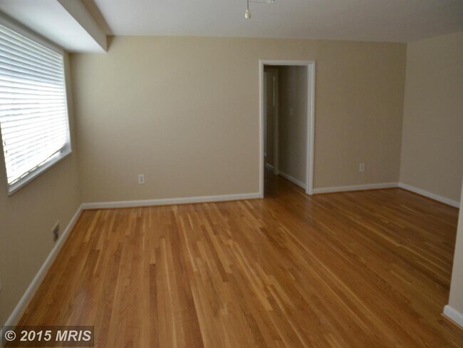 Foto del edificio - 10412 Montrose Ave