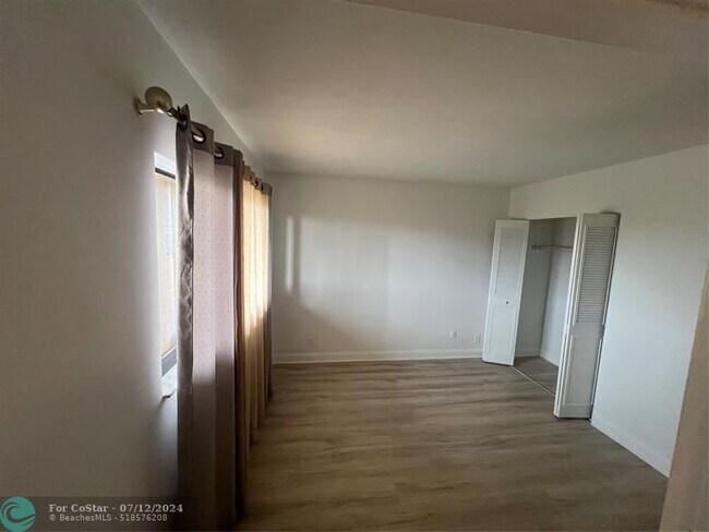 Building Photo - 2200 S Cypress Bend Dr