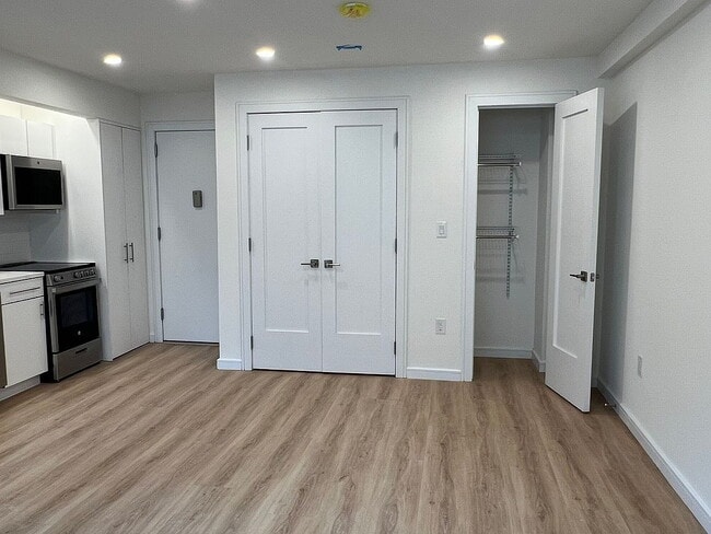 Building Photo - "Charming Sunnyside Retreat: 1-Bedroom Haven with Elegant Granite & Hardwood Touches!"