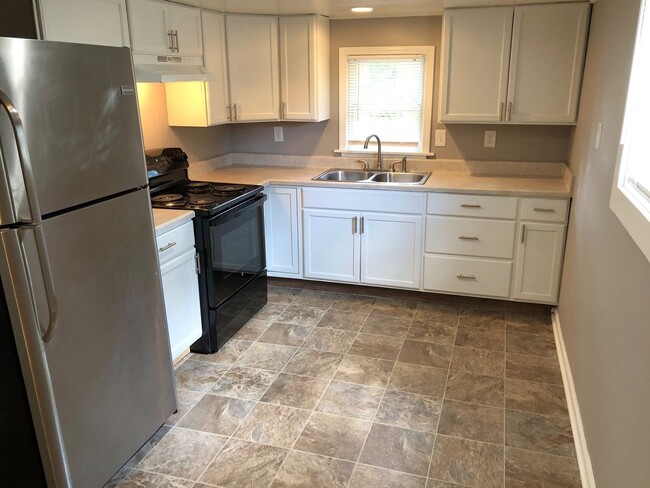 Building Photo - 3 Bed House - MUST SEE!!