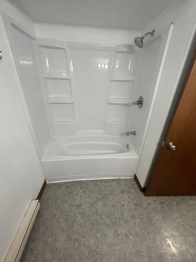 Foto del edificio - Updated 2BR, 1BA Brick Unit with Garage in...