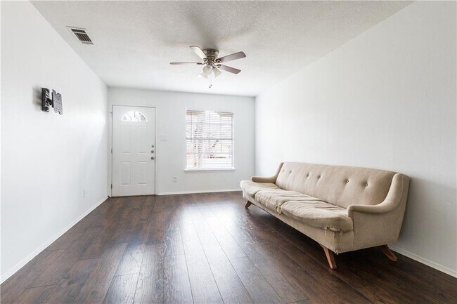 Foto del edificio - 6005 Hogan Ave