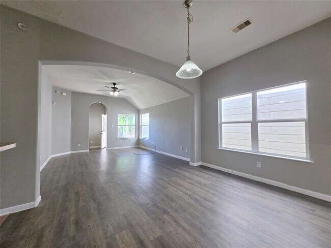 Foto del edificio - 811 Forest Hillside Ln
