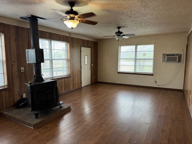 Foto del edificio - 5 Bed 2 Bath Home w/ 6.14 Acres In Iowa Park ISD.
