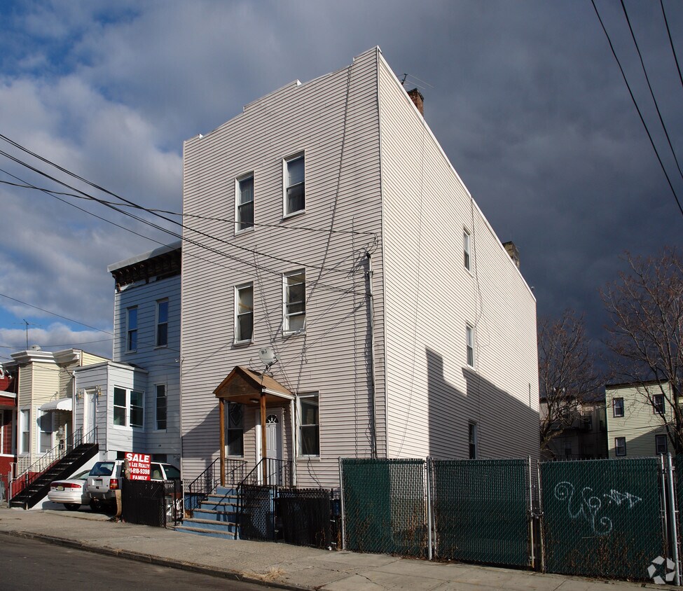 Building Photo - 182 Webster Ave