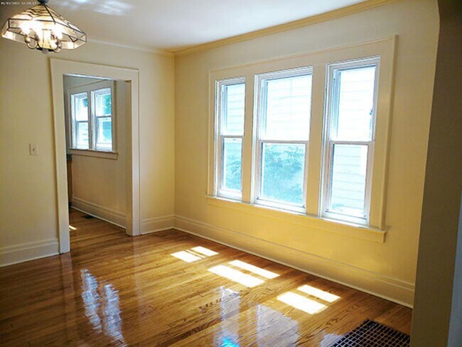 Foto del edificio - 231 Fellows Ave