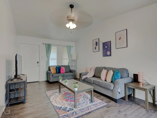 Foto del edificio - Fully Furnished All Bills Included - 2 bed...