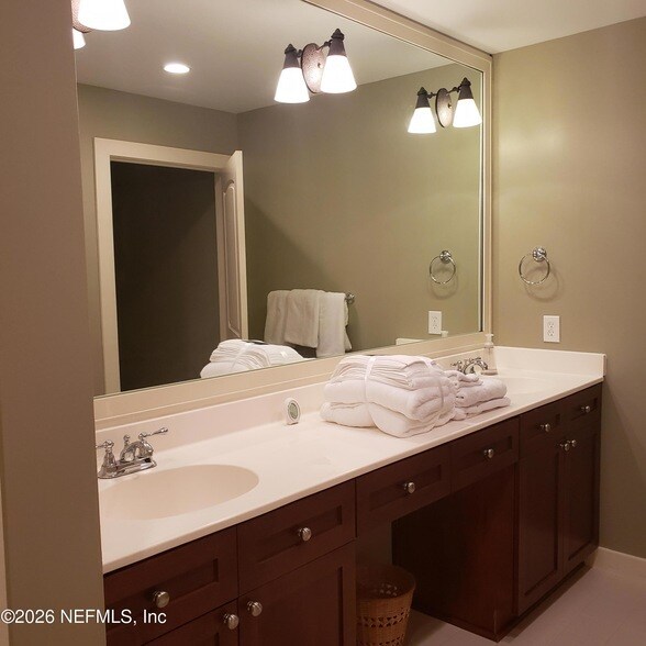 Foto del edificio - 945 Registry Blvd