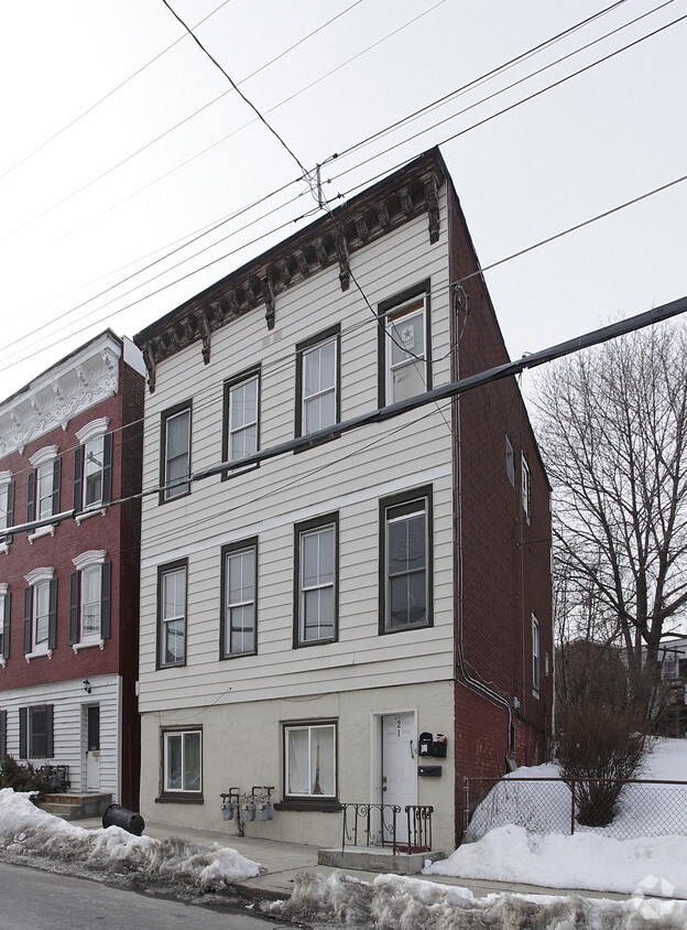 Primary Photo - 21 Sloan St