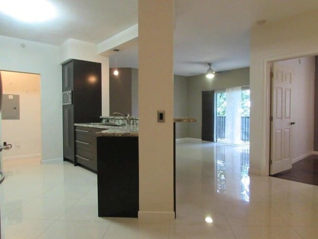 Building Photo - 350 Crestwood Cir