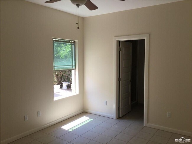 Foto del edificio - 5 Howard Dr