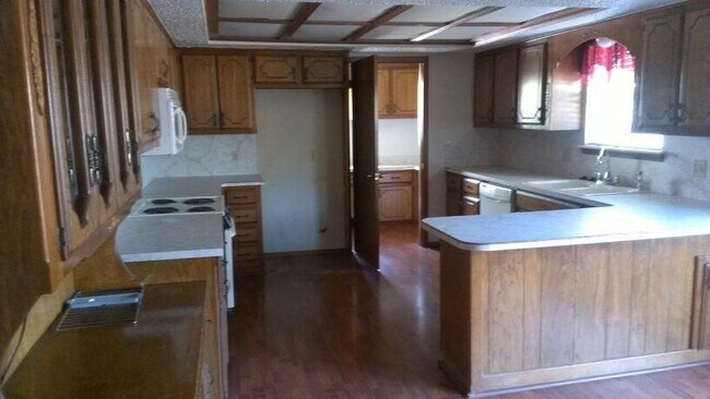 Foto del edificio - 3 car garage, corner lot, huge living with fireplace and covered patio in Moore School district