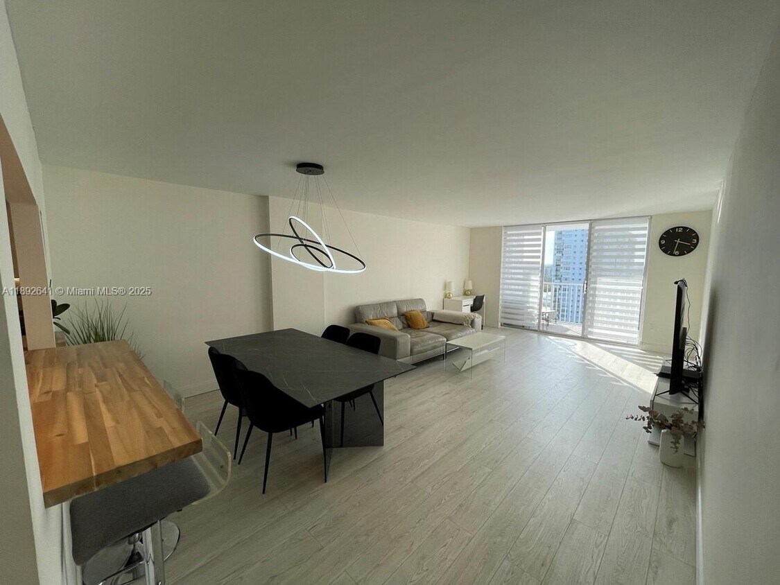 Foto principal - 2801 NE 183rd St