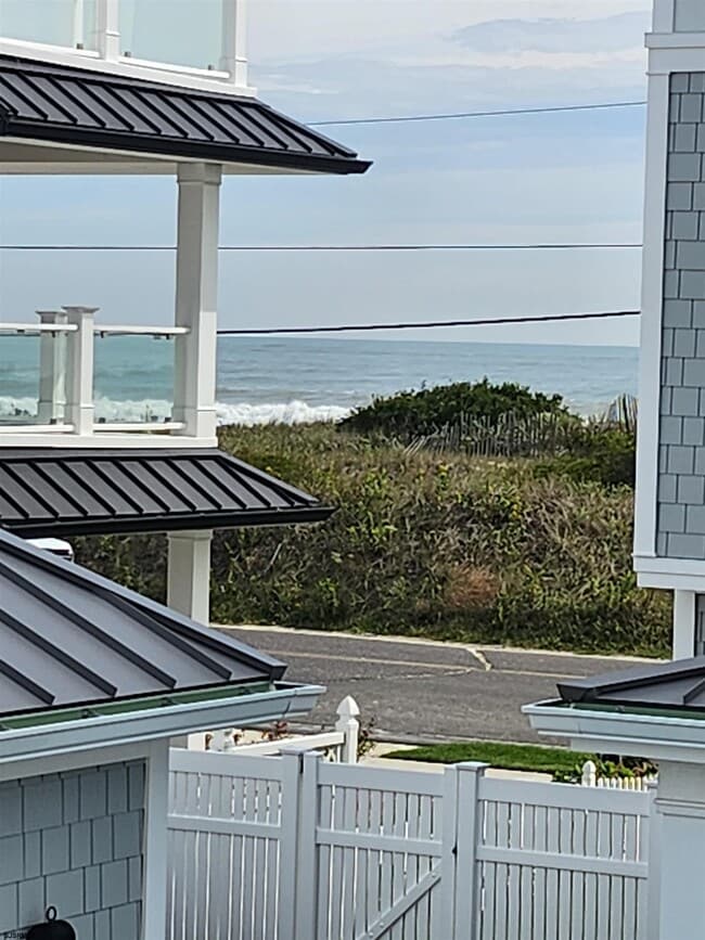 Building Photo - 353 11th St S