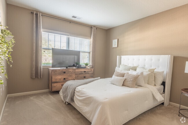 2BR,2BA,-1064SF, The Conquest - Fenwyck Manor Apartments