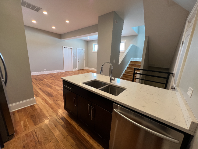 Foto del edificio - 3533 W Armitage Ave