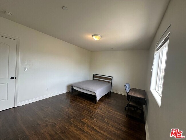 Foto del edificio - 1253 W 35th St