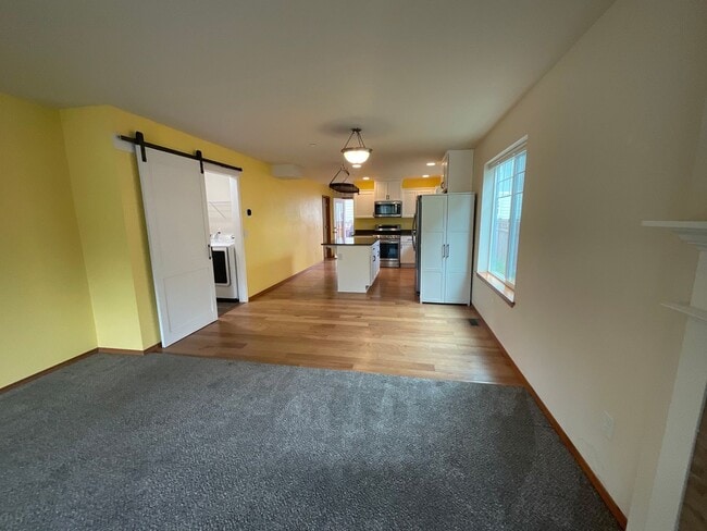Building Photo - 3 Bed, 2.5 Bath with Garage and Fully Fenced Back Yard