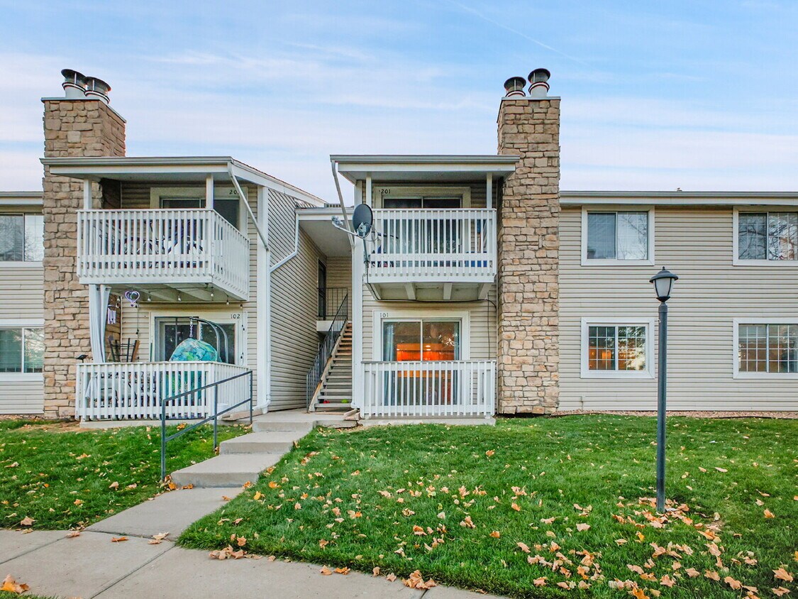 Foto principal - $1,600.00, 2-bed, 2-bath located in Denver