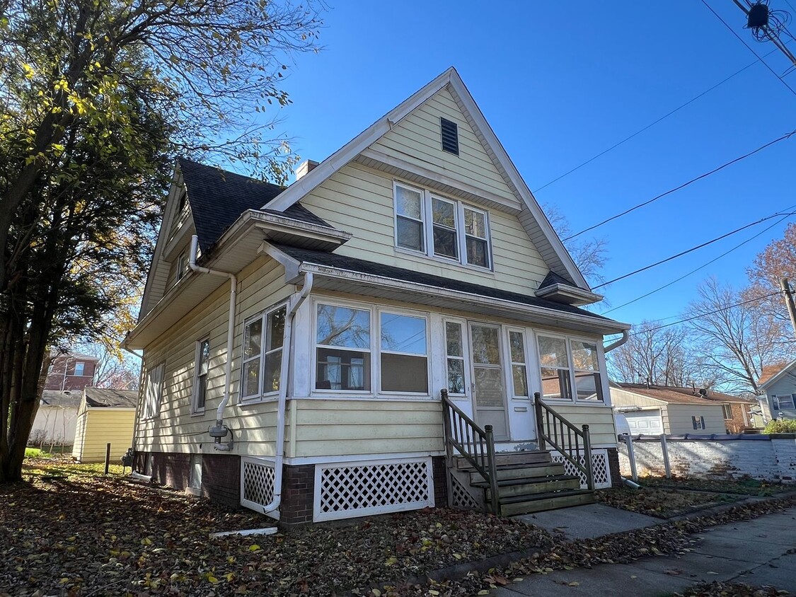 Primary Photo - Charming 3-Bedroom Near IWU