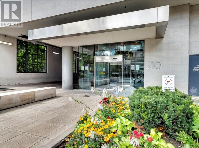 Photo du bâtiment - 210 Simcoe St