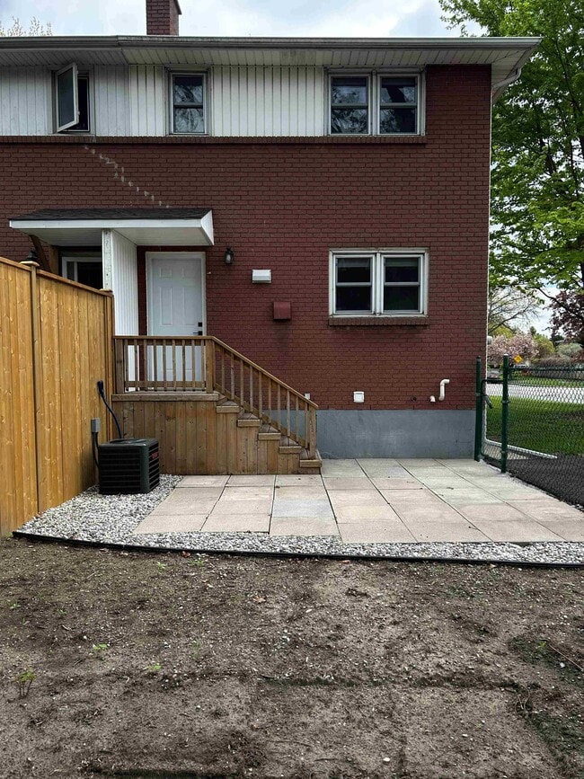 Building Photo - 835 Vroom Ave