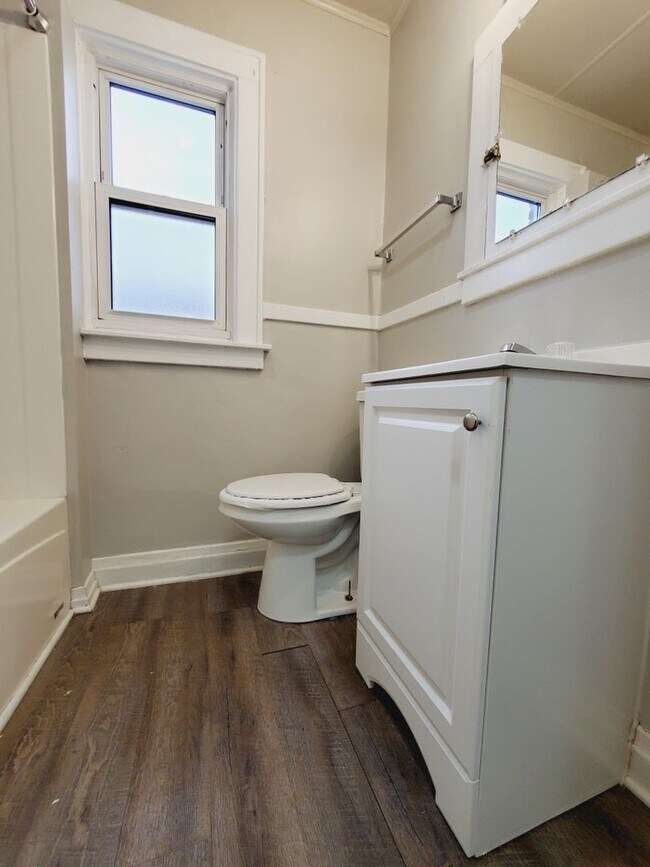 Foto del edificio - Renovated 2 Bedroom 1 Bathroom In East Chi...