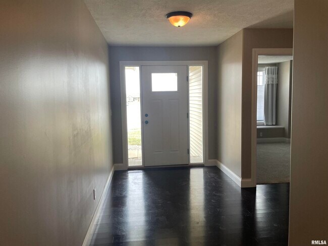 Foto del edificio - 700 Garvey Ln